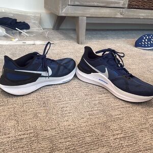 Like new, Navy, Nike Structure 25 running shoes. Barely used. Size 12.5
